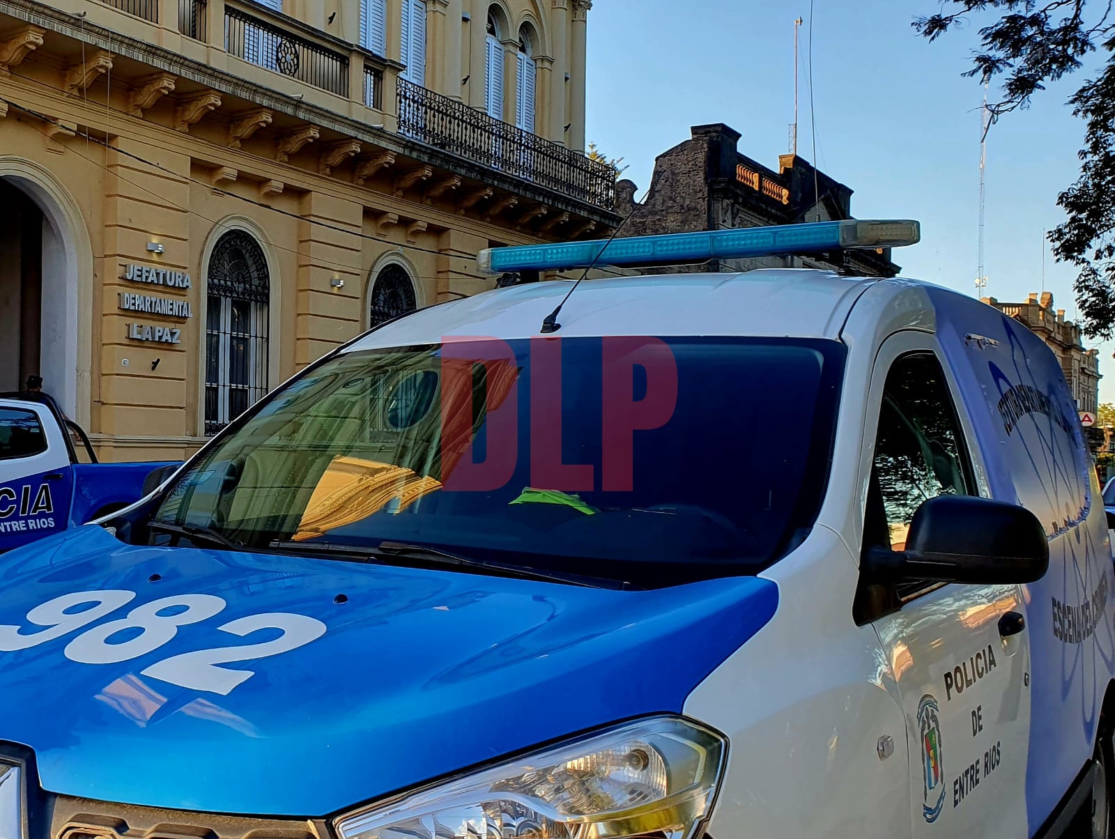 Violento ataque a una policía: la arrastraron a un descampado y le robaron el arma reglamentaria